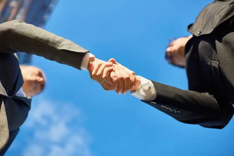 你想赚钱吗？你想创业吗？这里有平台！华企万网招募合伙人!